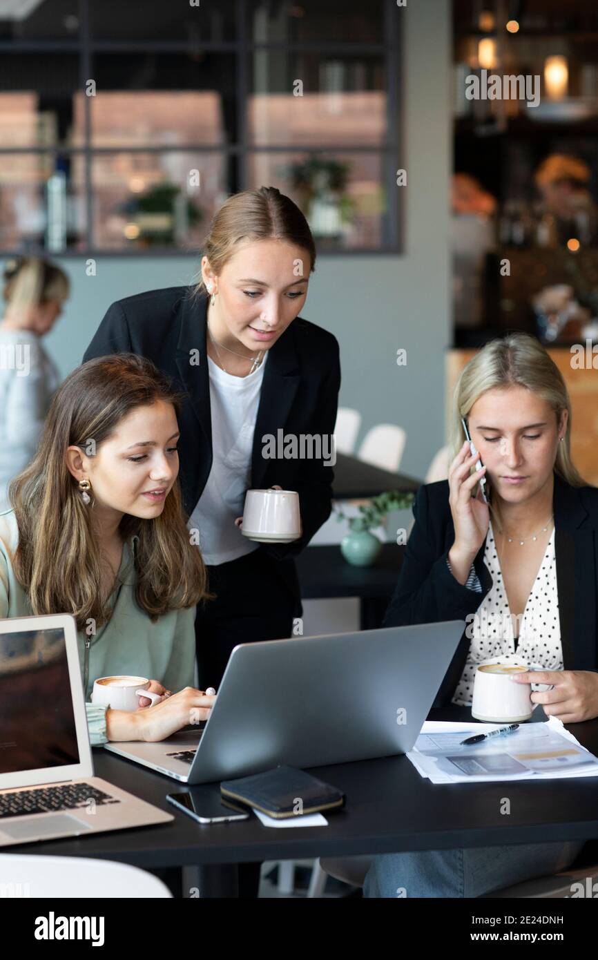 Donne in ufficio che hanno il caffè Foto Stock