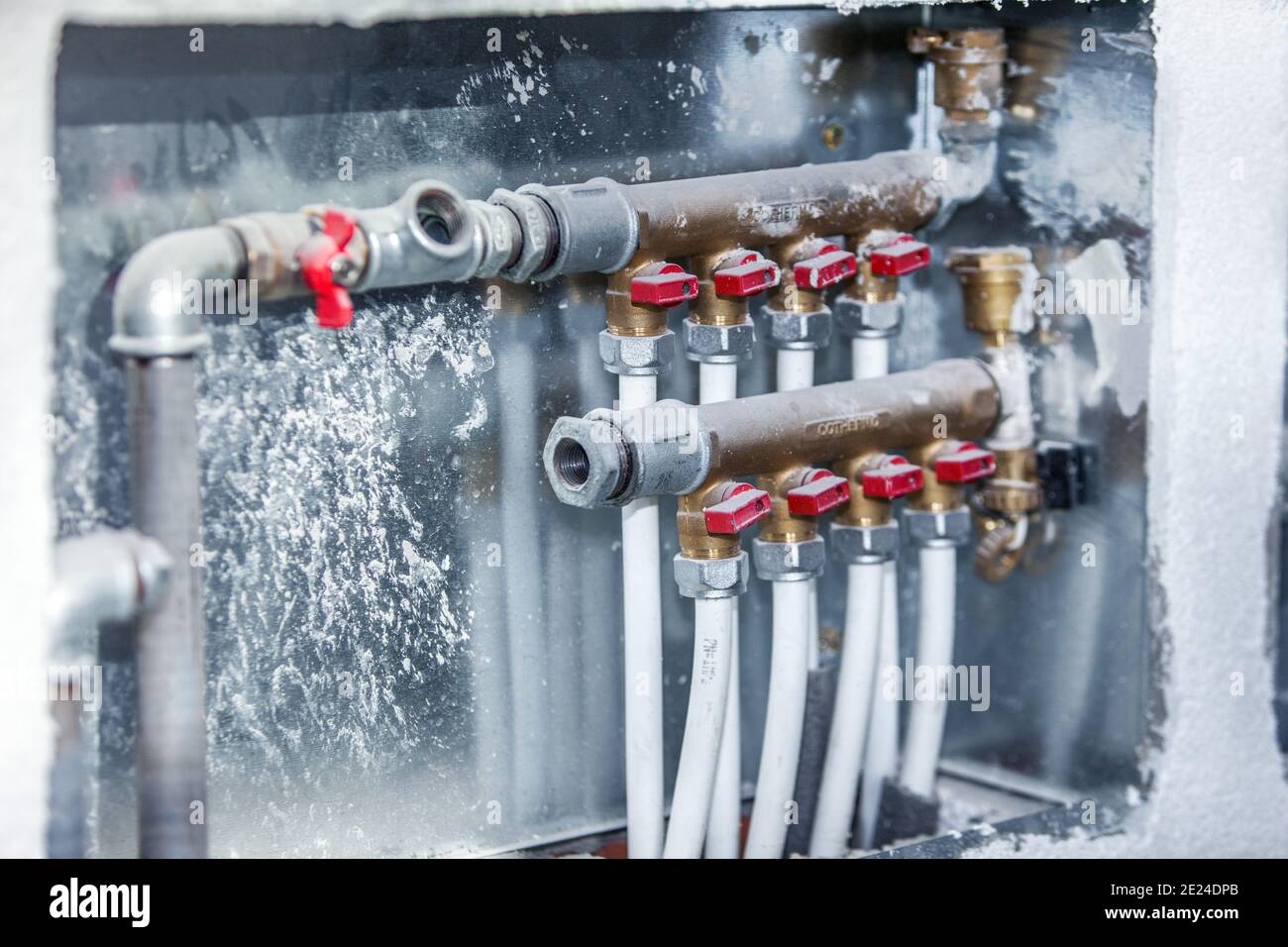 Shot di tubi di distribuzione dell'acqua all'interno dell'edificio Foto Stock