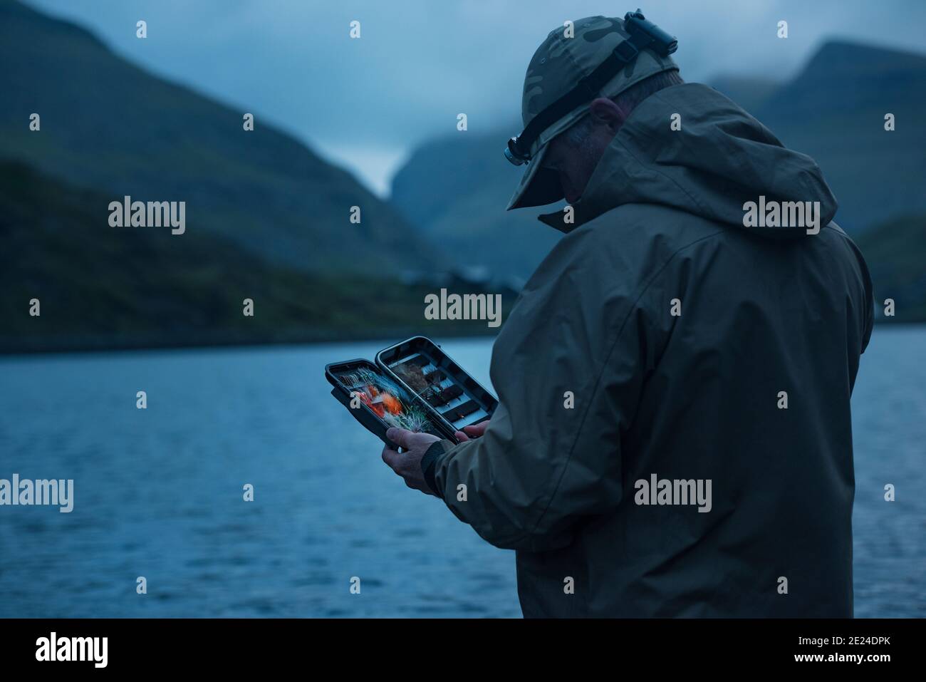 L'uomo che sceglie la pesca affronta Foto Stock