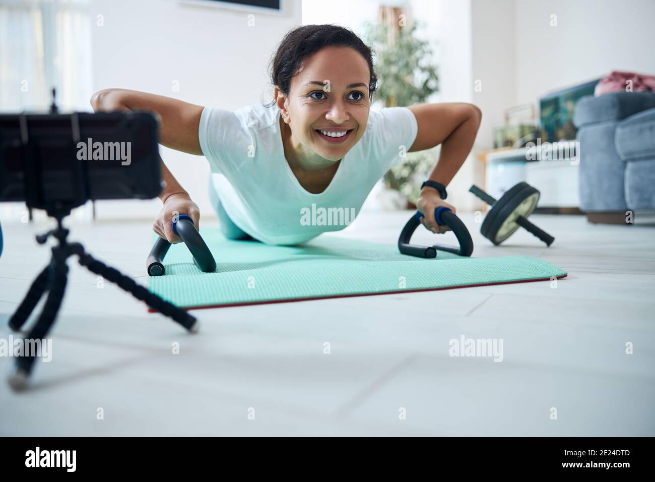 Donna sportiva che rafforza i muscoli del petto e delle spalle Foto Stock Donna sportiva che rafforza i muscoli del petto e delle spalle Foto Stock