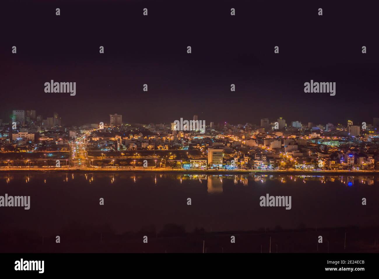 L'architettura scintillante sotto la città illuminata di notte rende la città più vibrante a da Nang, Vietnam Foto Stock