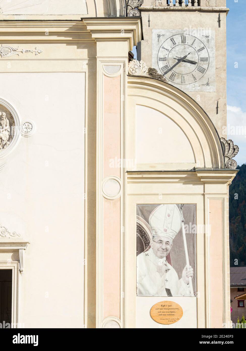 Foto di Papa Giovanni Paolo i, nato a canale d'Agordo. La chiesa di canale d'Agordo in Val Biois . Europa, Europa centrale, Italia Foto Stock