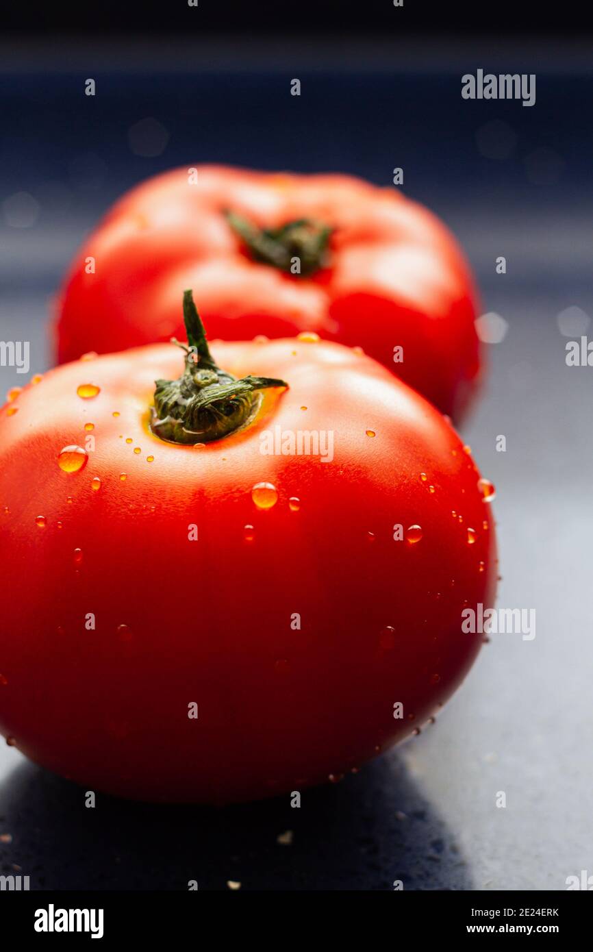 Primo piano di alcuni pomodori crudi succosi e freschi Foto Stock