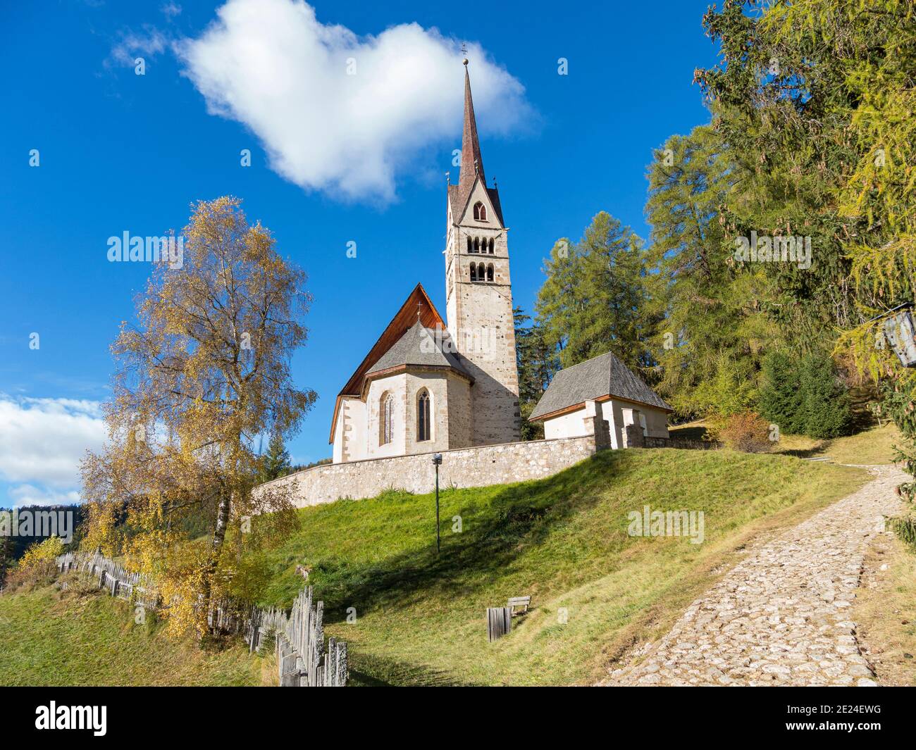 Chiesa di San Giuliana. Vigo di Fassa (Vich) in Val di Fassa nelle Dolomiti. Europa, Europa centrale, Italia Foto Stock