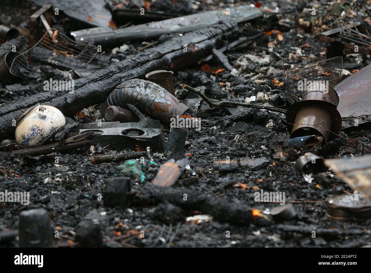 Kerpen, Germania. 12 gennaio 2021. Parti di una stufa a legna bruciata si trovano a terra nella foresta di Hambach dopo che una casa di alberi si è bruciata là il lunedì sera. Un uomo è stato gravemente ferito nel fuoco. Secondo la polizia, è stato volato in un ospedale con ustioni. Credit: David Young/dpa/Alamy Live News Foto Stock