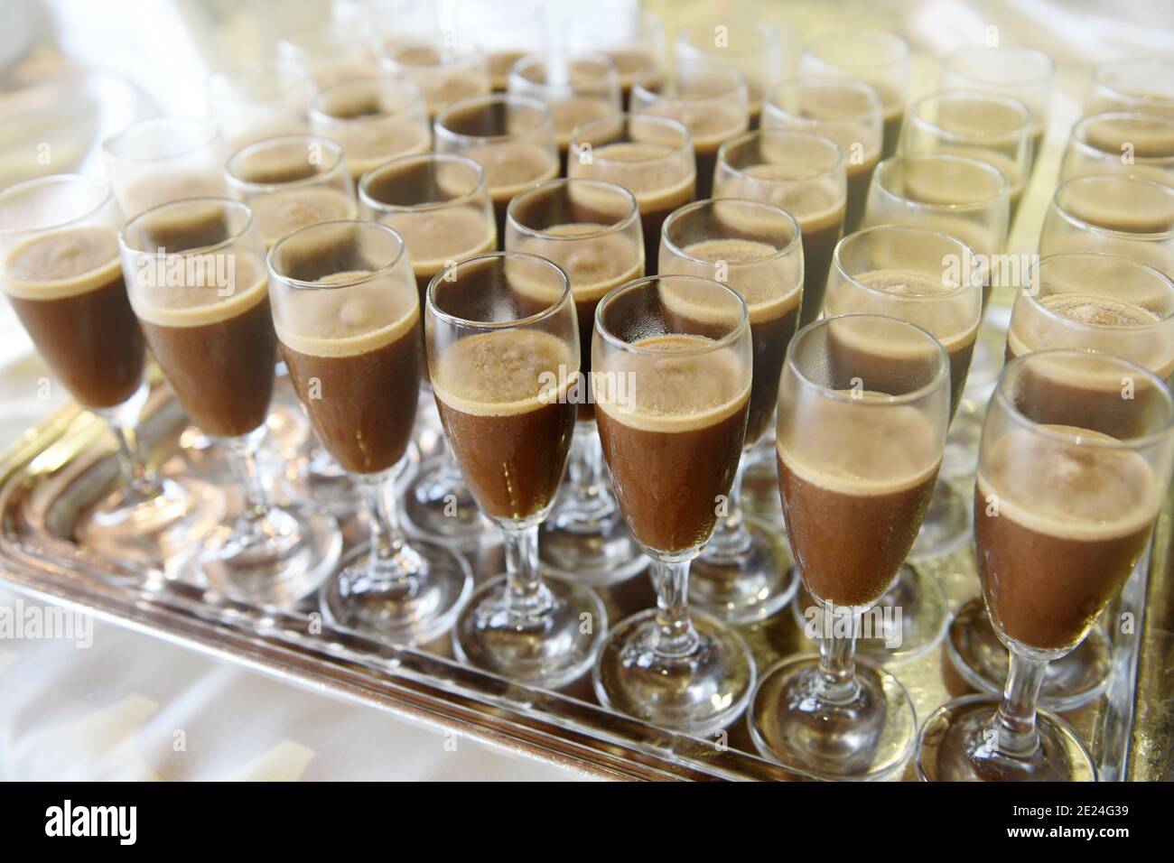 Eleganti bicchieri di caffè ghiacciato su un vassoio su un tavolo a buffet per un evento con servizio catering Foto Stock