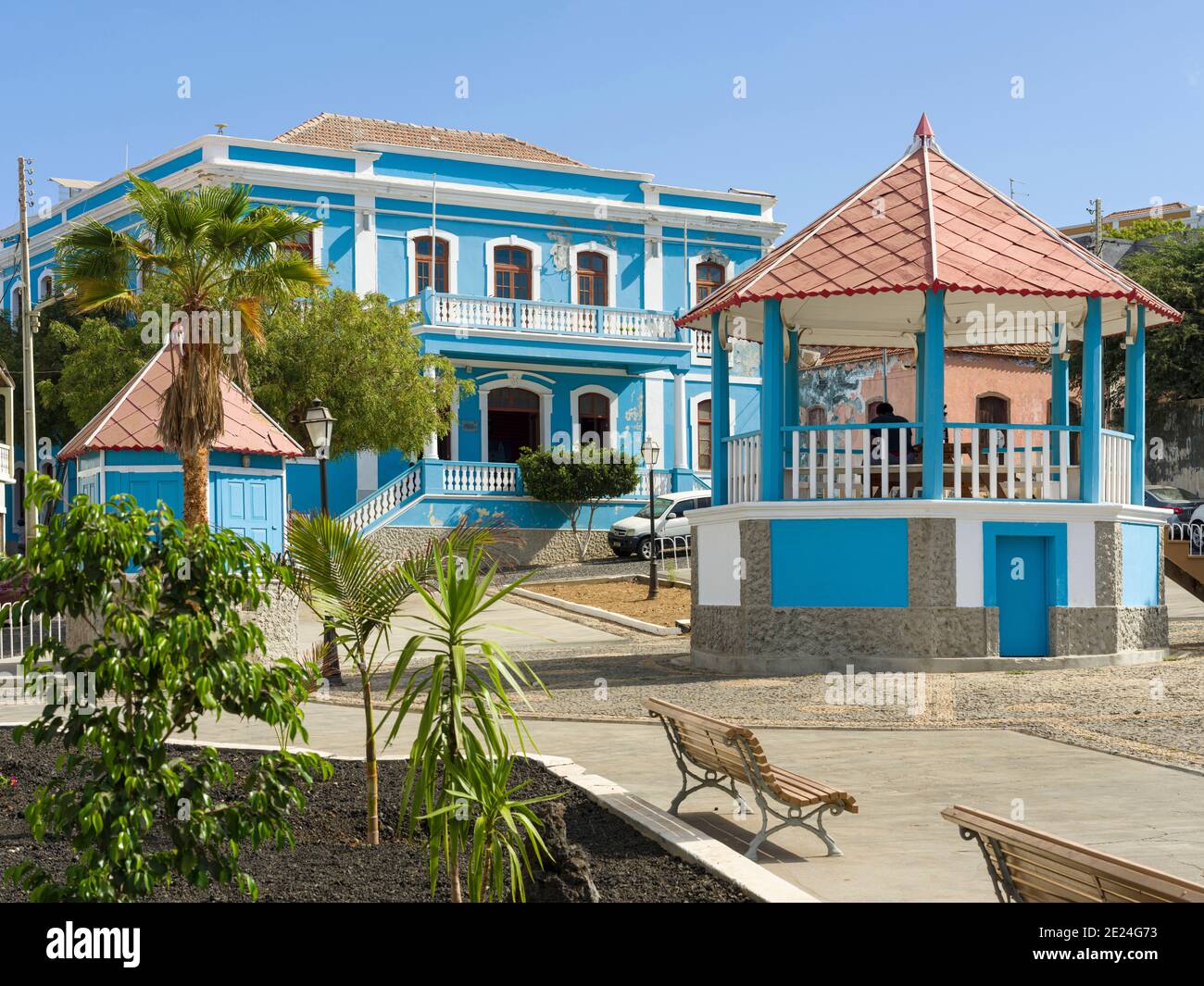 Municipio in stile coloniale tradizionale. Sao Filipe, la capitale dell'isola. Isola di Fogo (Ilha do Fogo), parte di Capo Verde nel centro di atlanti Foto Stock