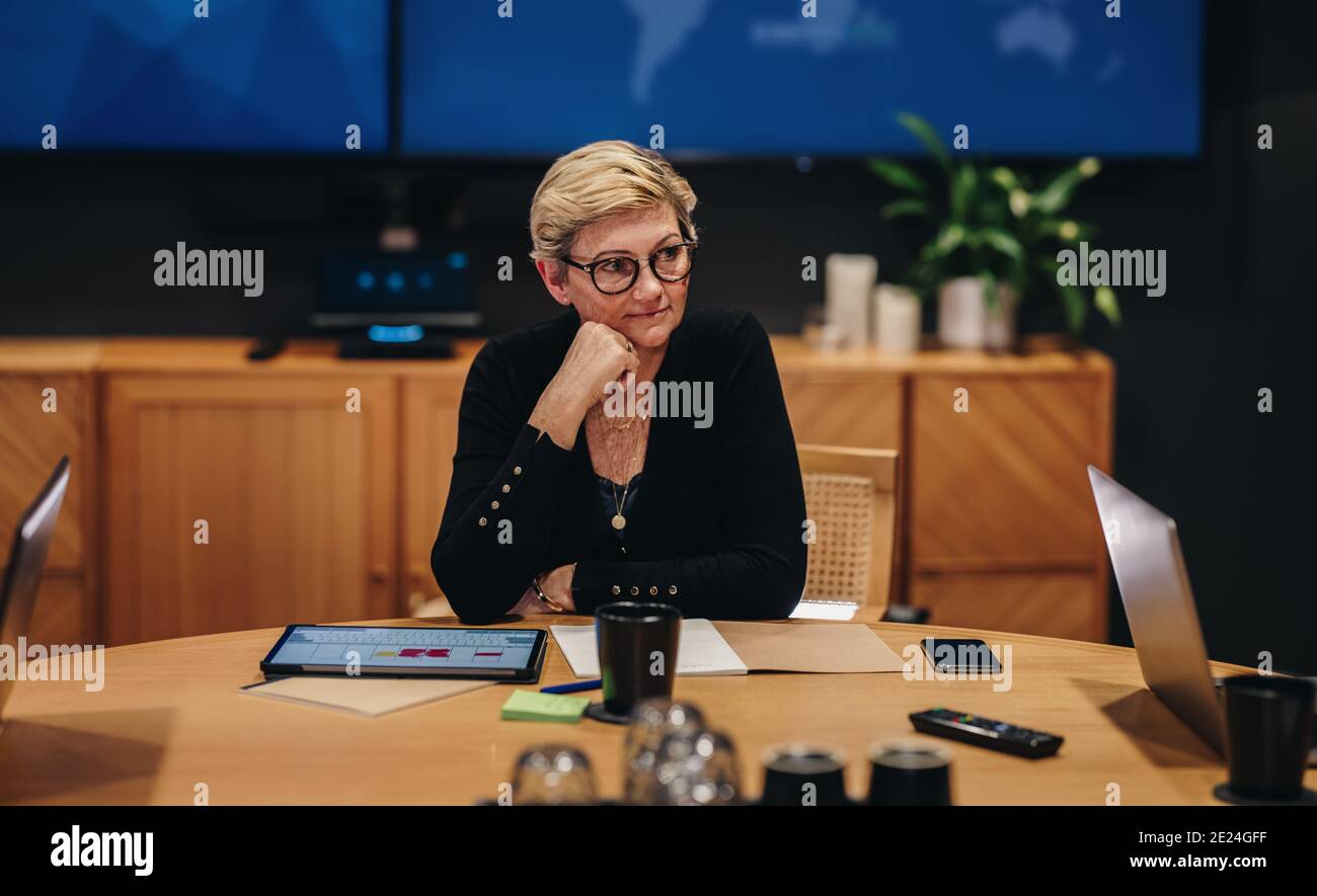 donna d'affari seduta in sala riunioni. Donna professionista nella sala conferenze per riunioni. Foto Stock