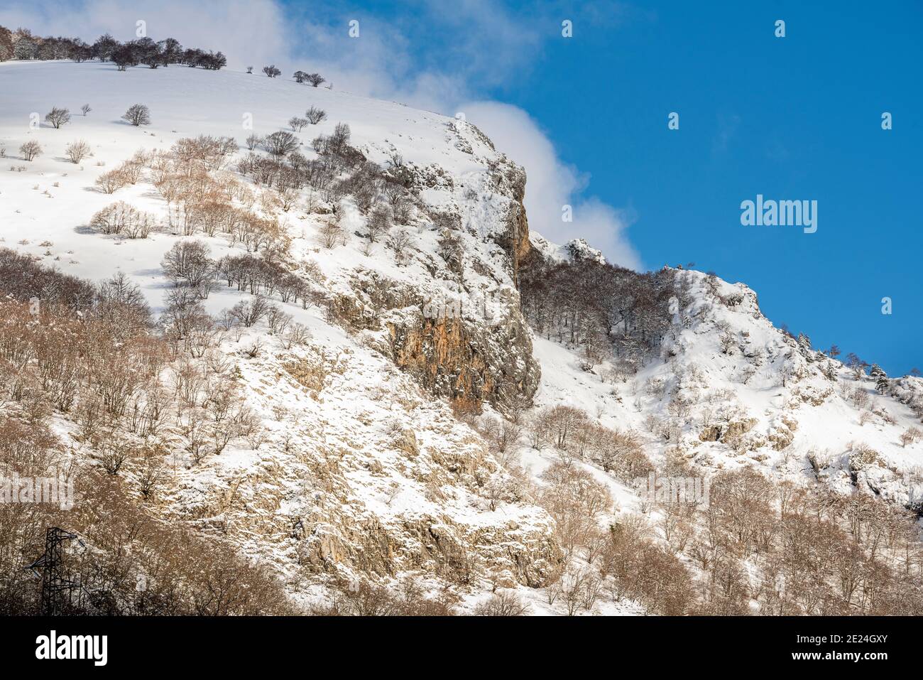 Paesaggio invernale con le montagne dell'Abruzzo Lazio e del Parco Nazionale del Molise innevate. Abruzzo, Italia, Europa Foto Stock