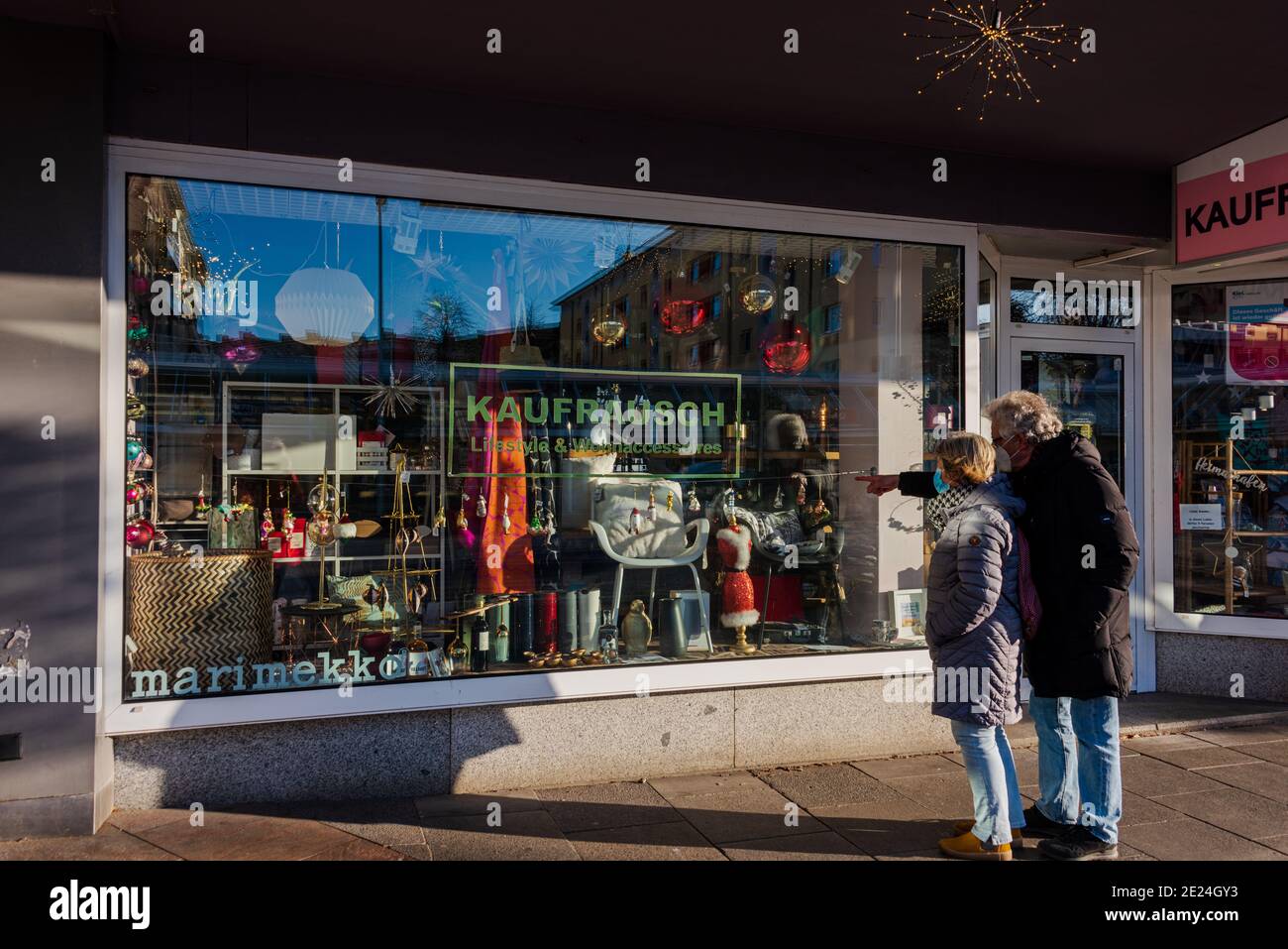 Kiel, Deutschland, Winter 2020/21 - Holtenauer Straße/Dreiecksplatz Einzelhandel und Gastronomie leidet unter dem Corona Lockdown Foto Stock