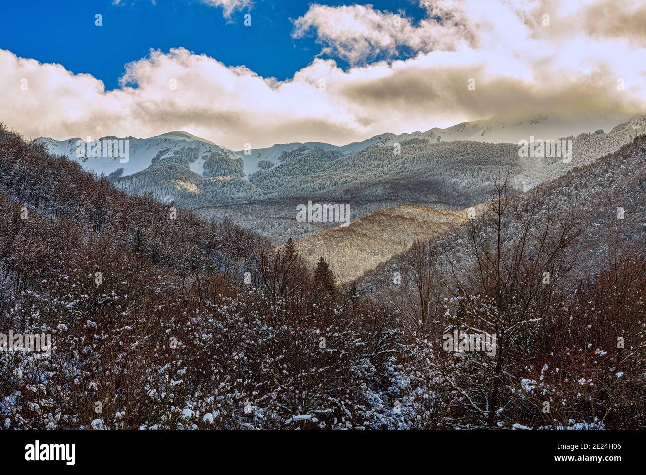 Paesaggio invernale con le montagne dell'Abruzzo Lazio e del Parco Nazionale del Molise innevate. Abruzzo, Italia, Europa Foto Stock