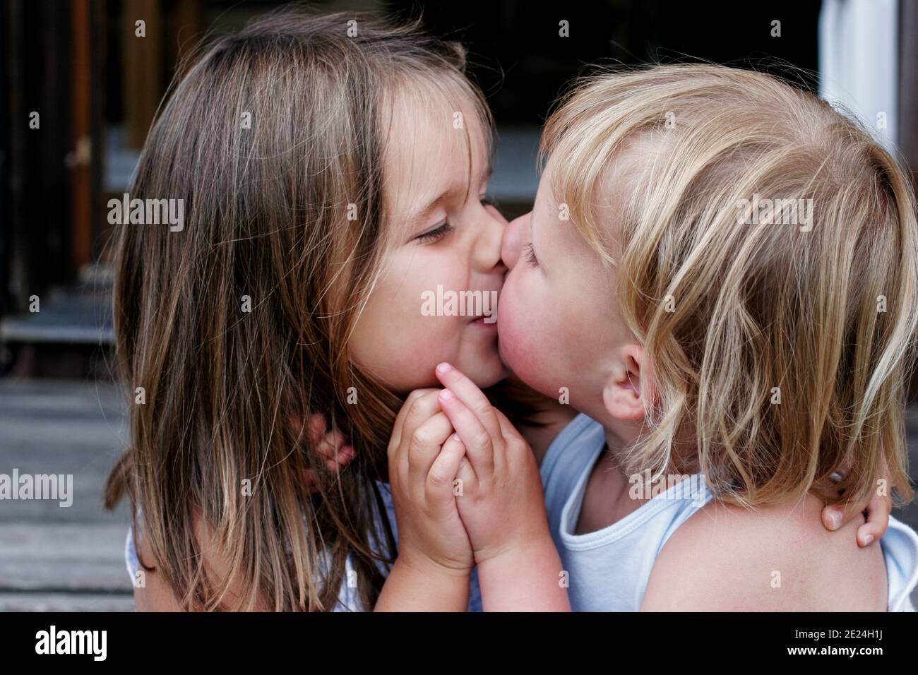 Sorelle che si danno bacio l'un l'altro Foto Stock
