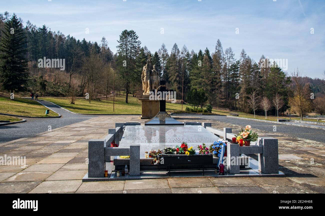 Memorial & Mass grave vittime del massacro di Javorícko nel mese di maggio 1945 nell'ex villaggio di Javoricko, nella repubblica Ceca, vicino a Bouzov castello Foto Stock