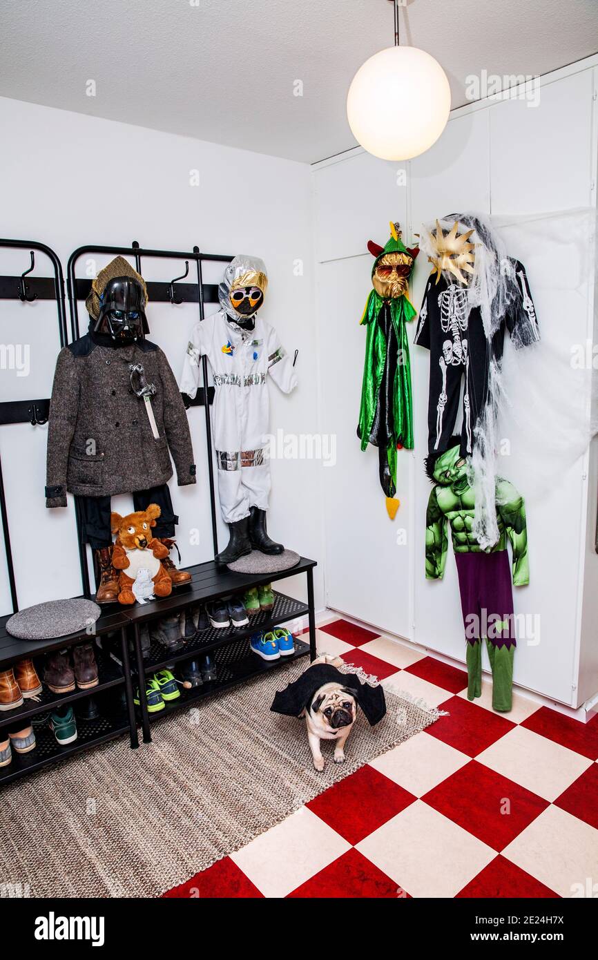 Costumi di abbigliamento fantasia appesi nella sala Foto Stock