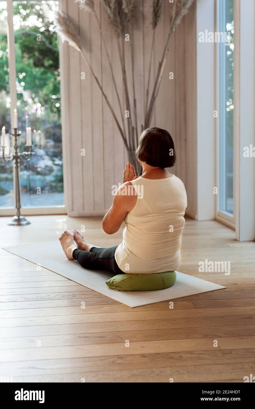 Le donne a praticare yoga in classe Foto Stock