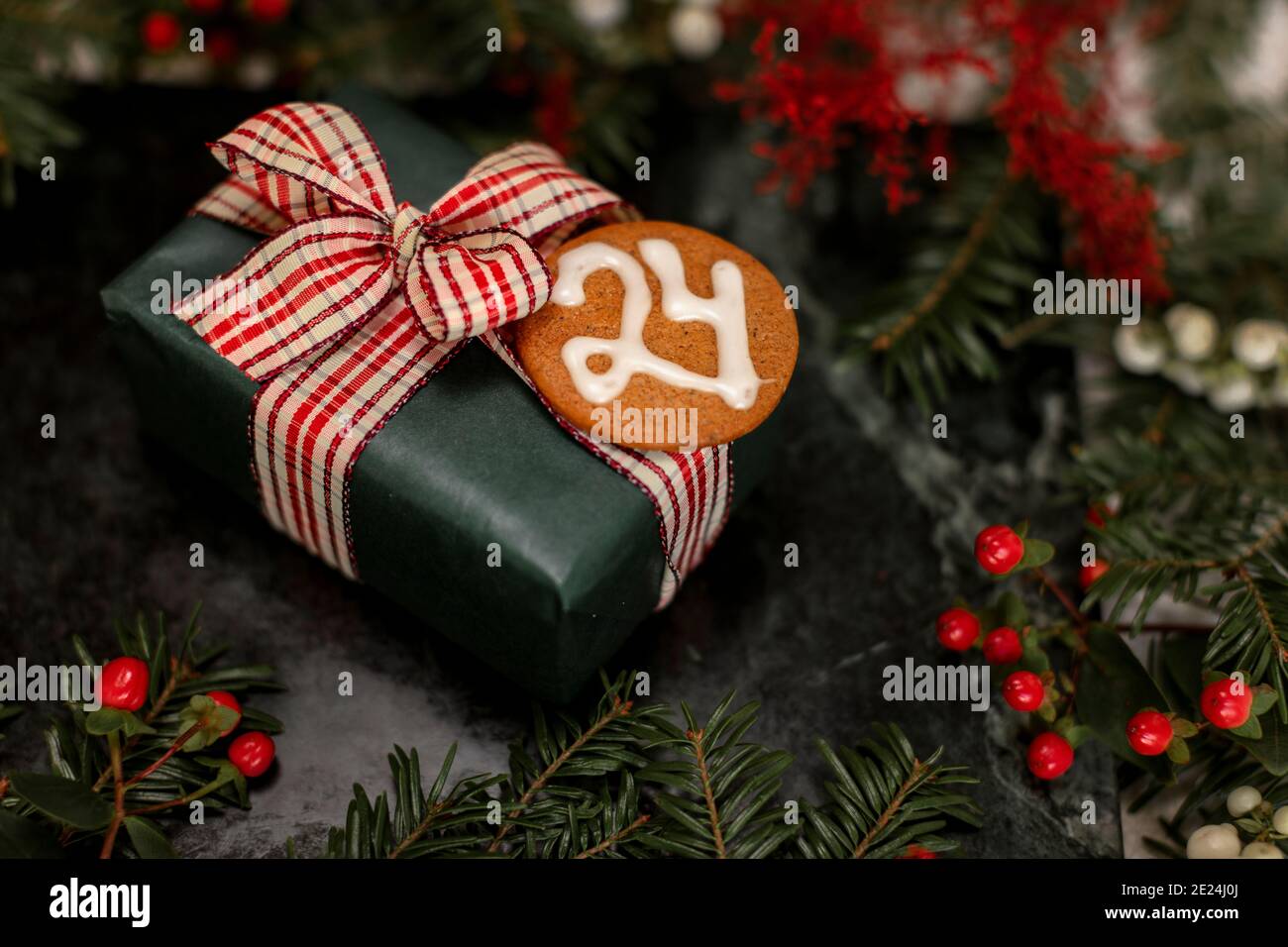 Vista ad alto angolo del regalo di Natale con pan di zenzero sulla parte superiore Foto Stock