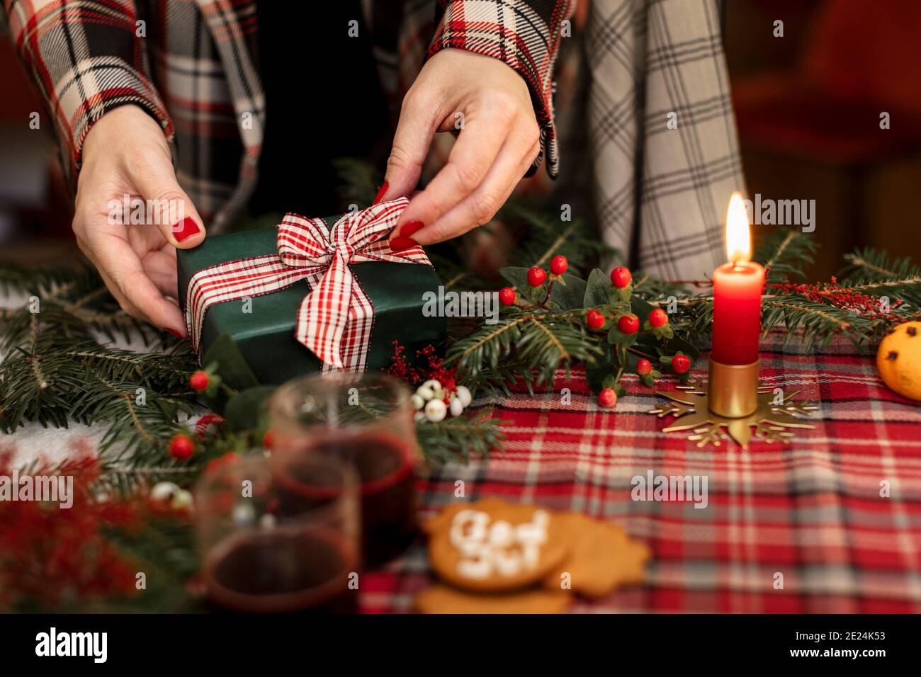 Le mani di donne aprono il regalo di Natale Foto Stock