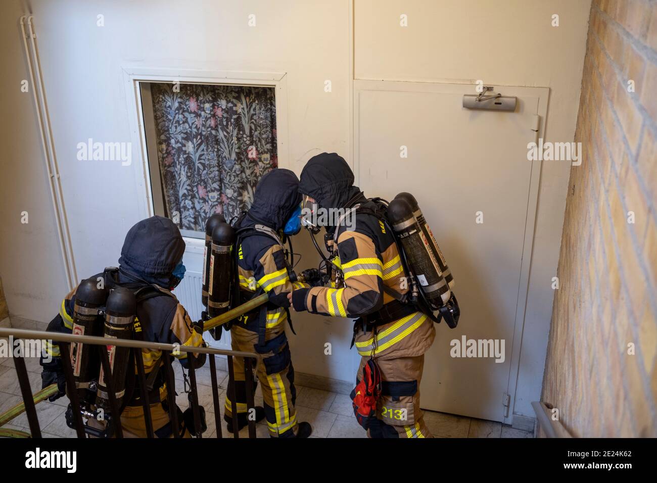 Vigili del fuoco su scala Foto Stock