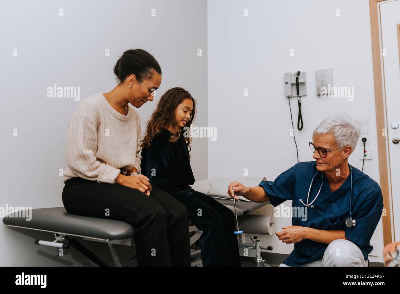 Madre con figlia in ufficio medici Foto Stock
