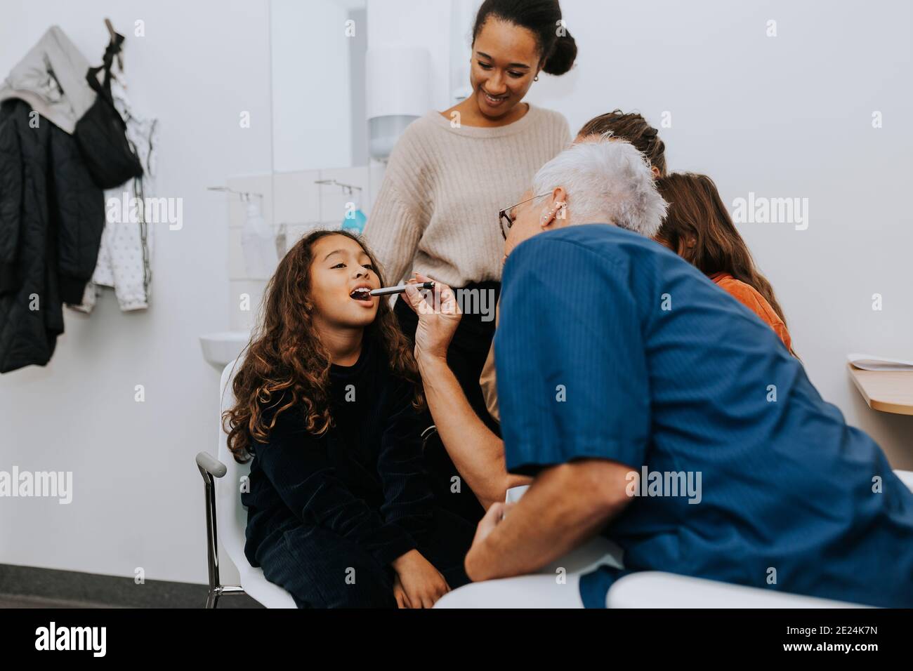 Genitori con figlia in ufficio medici Foto Stock