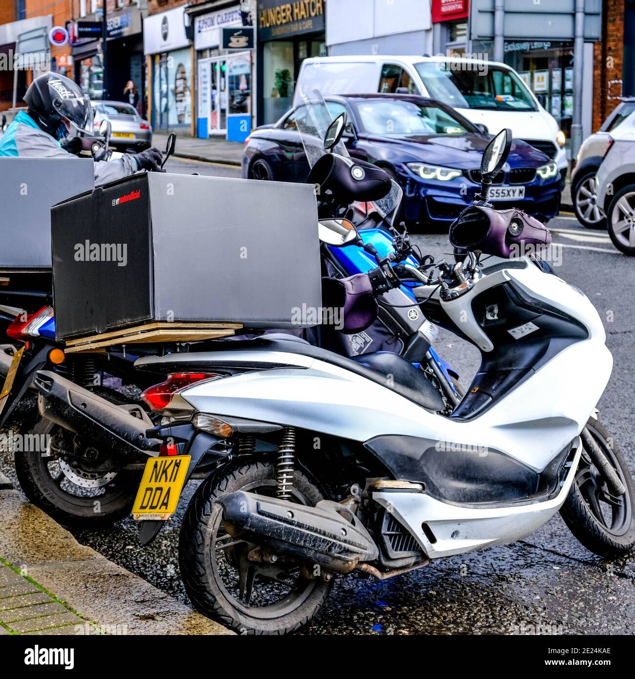 Londra UK, gennaio 03 2021, linea di Takeaway Home parcheggiata consegna di cibo scooter a motore in attesa di ordini durante il Covid-19 Lockdown Foto Stock