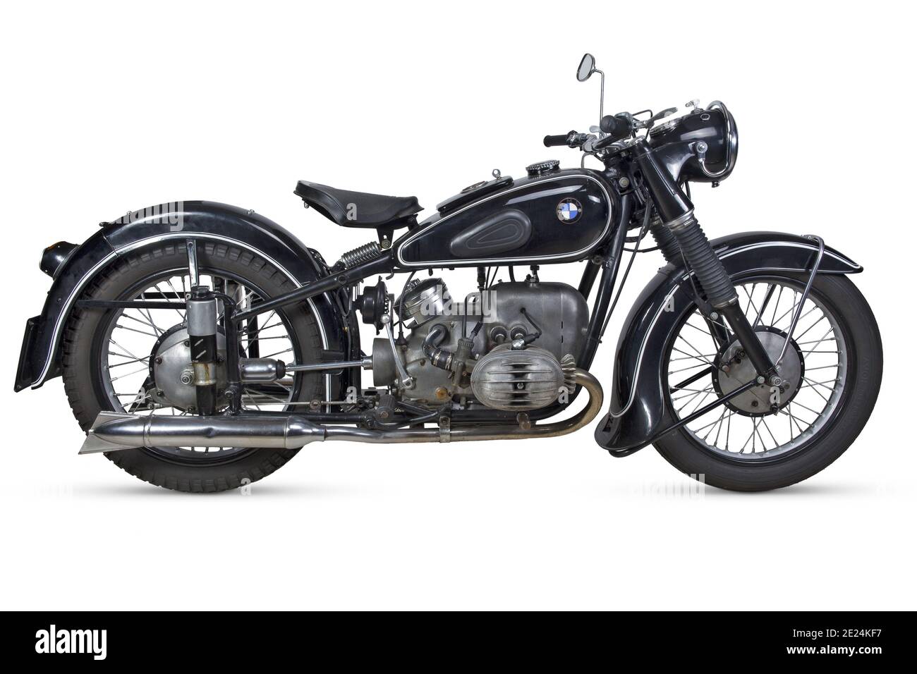 Moto BMW R68 nero isolato su bianco (veicolo militare tedesco) Foto Stock