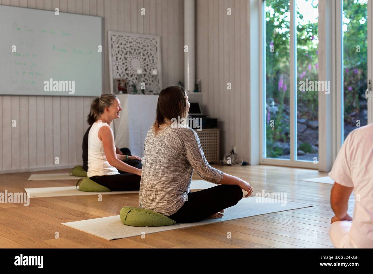Le donne a praticare yoga in classe Foto Stock