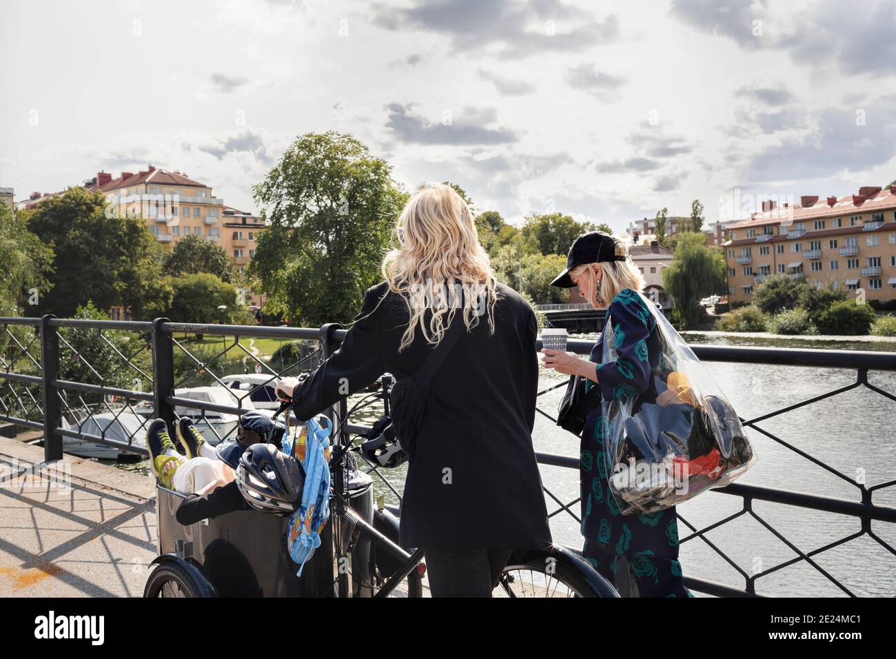 Donna che attraversa il ponte insieme Foto Stock