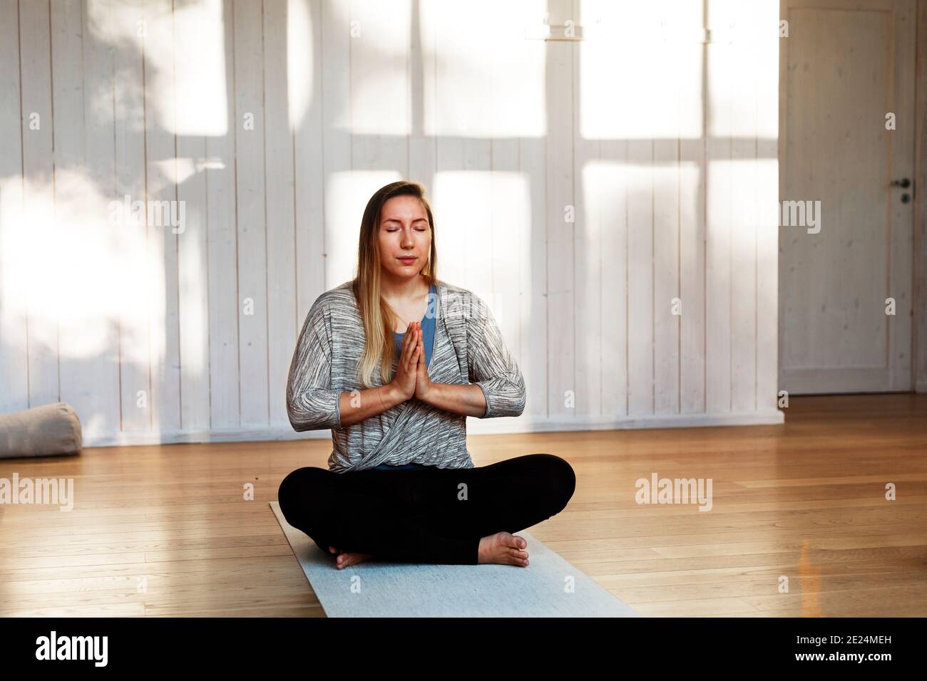 La donna a praticare yoga in studio Foto Stock