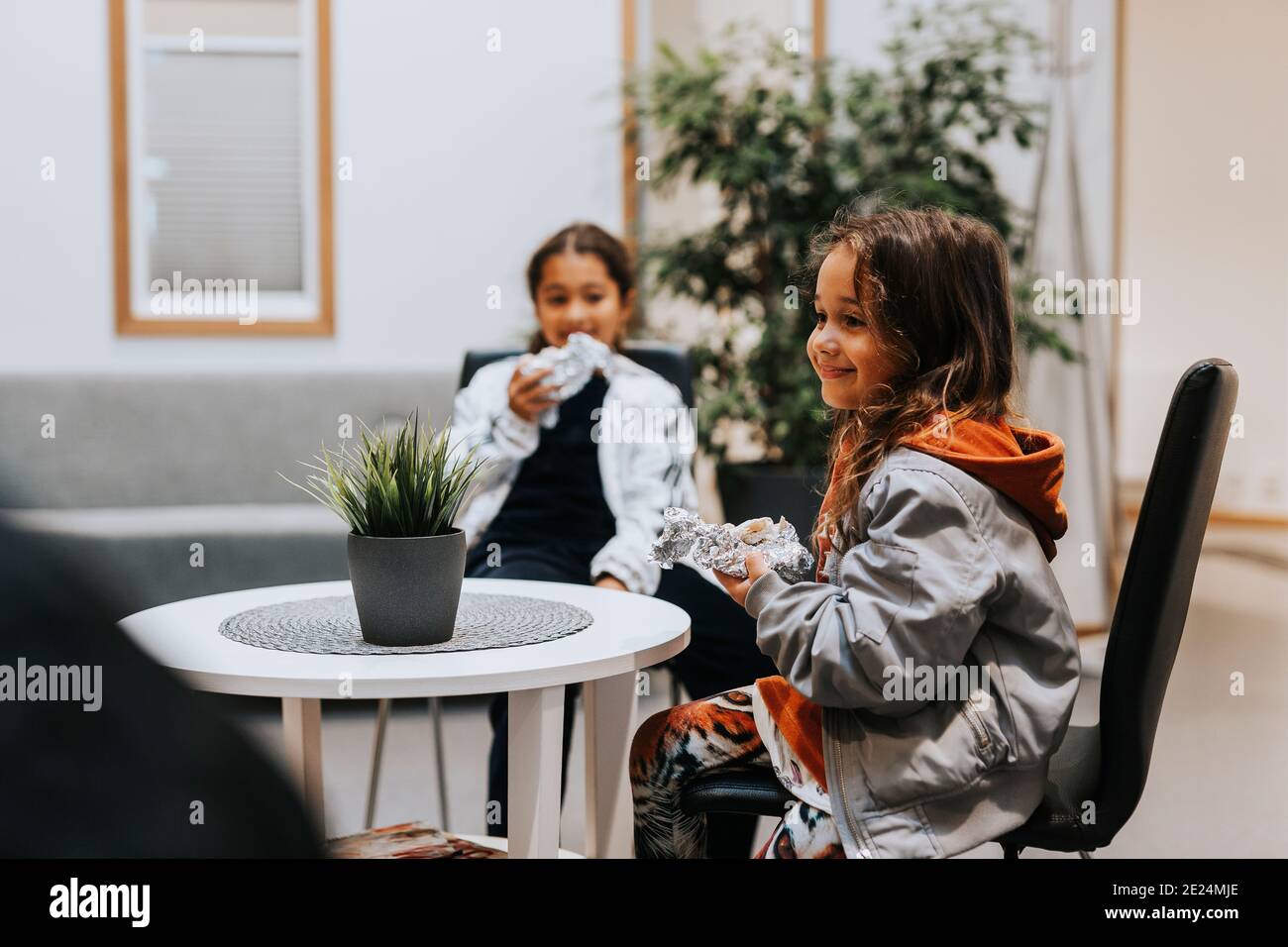 Ragazza sorridente in sala d'attesa Foto Stock