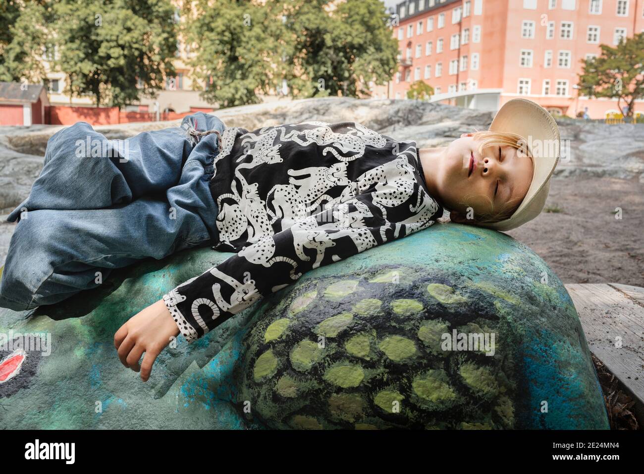 Ragazza sdraiata sulla roccia Foto Stock