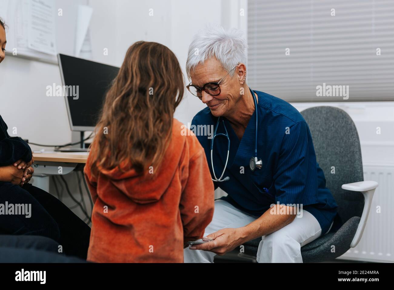 Medico di esaminare la ragazza di office Foto Stock
