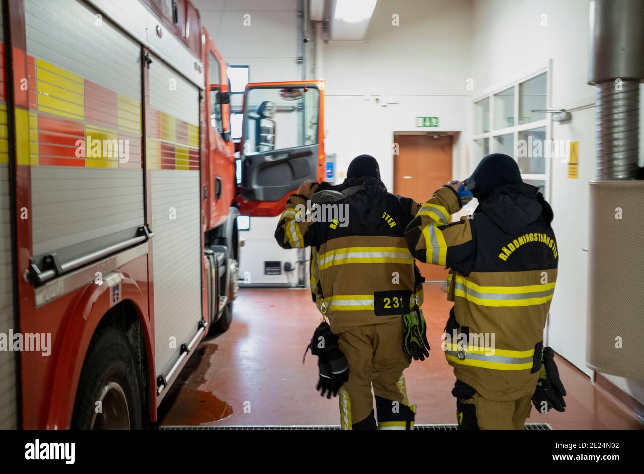 Vigili del fuoco nella stazione dei vigili del fuoco Foto Stock