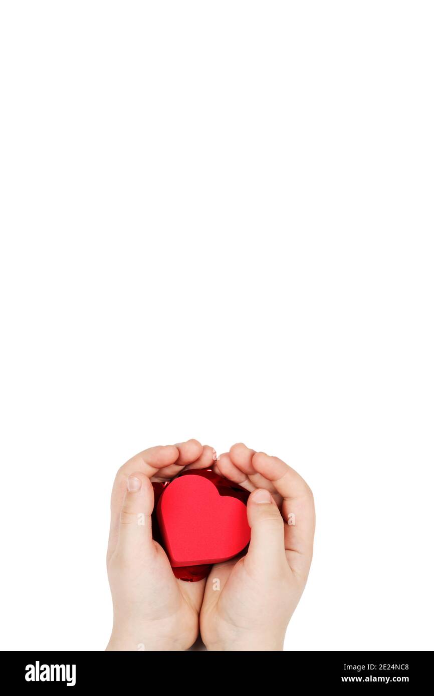 mani del bambino che tengono il cuore rosso su sfondo bianco, l'assistenza sanitaria, donare e concetto di assicurazione della famiglia, giornata del cuore del mondo, giornata mondiale della salute. isolato Foto Stock