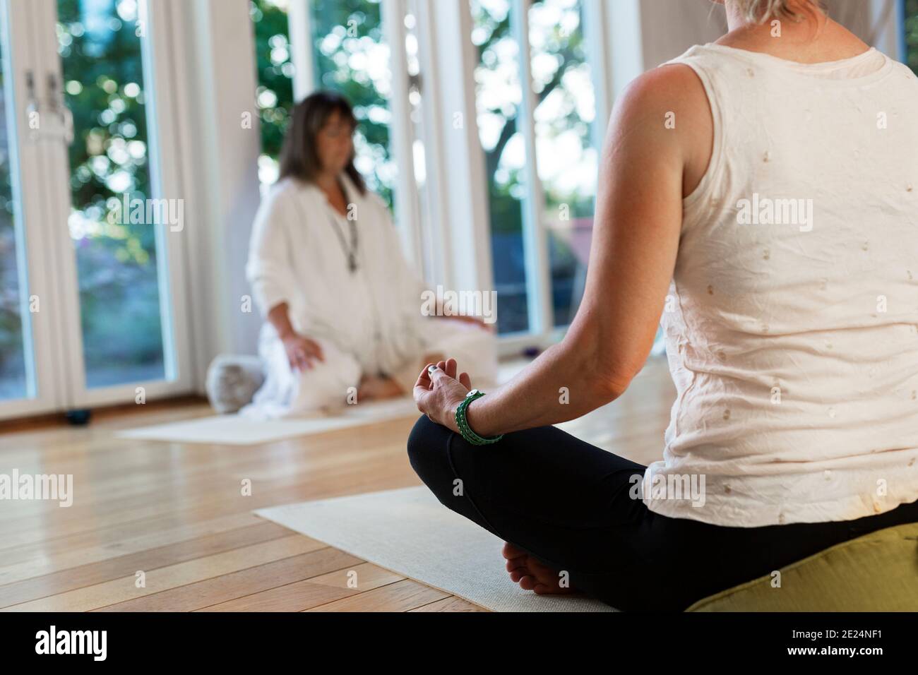 La donna a praticare yoga in studio Foto Stock