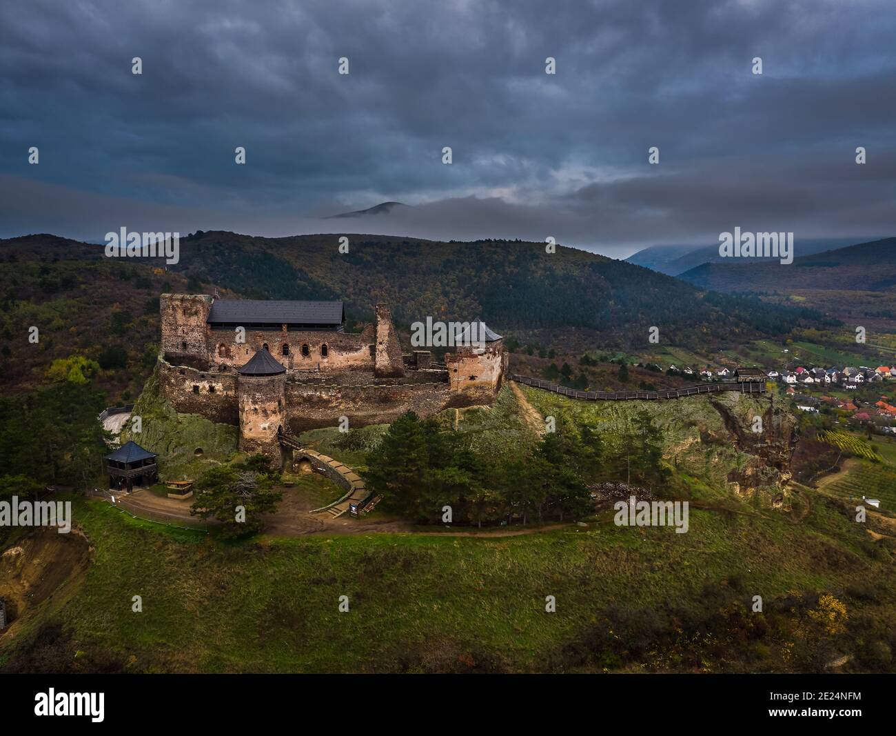 Boldogko, Ungheria - Vista panoramica aerea del Castello di Boldogko (Boldogko vara/Boldogkovaralja) nella stagione autunnale con i Monti Zemplen sullo sfondo Foto Stock