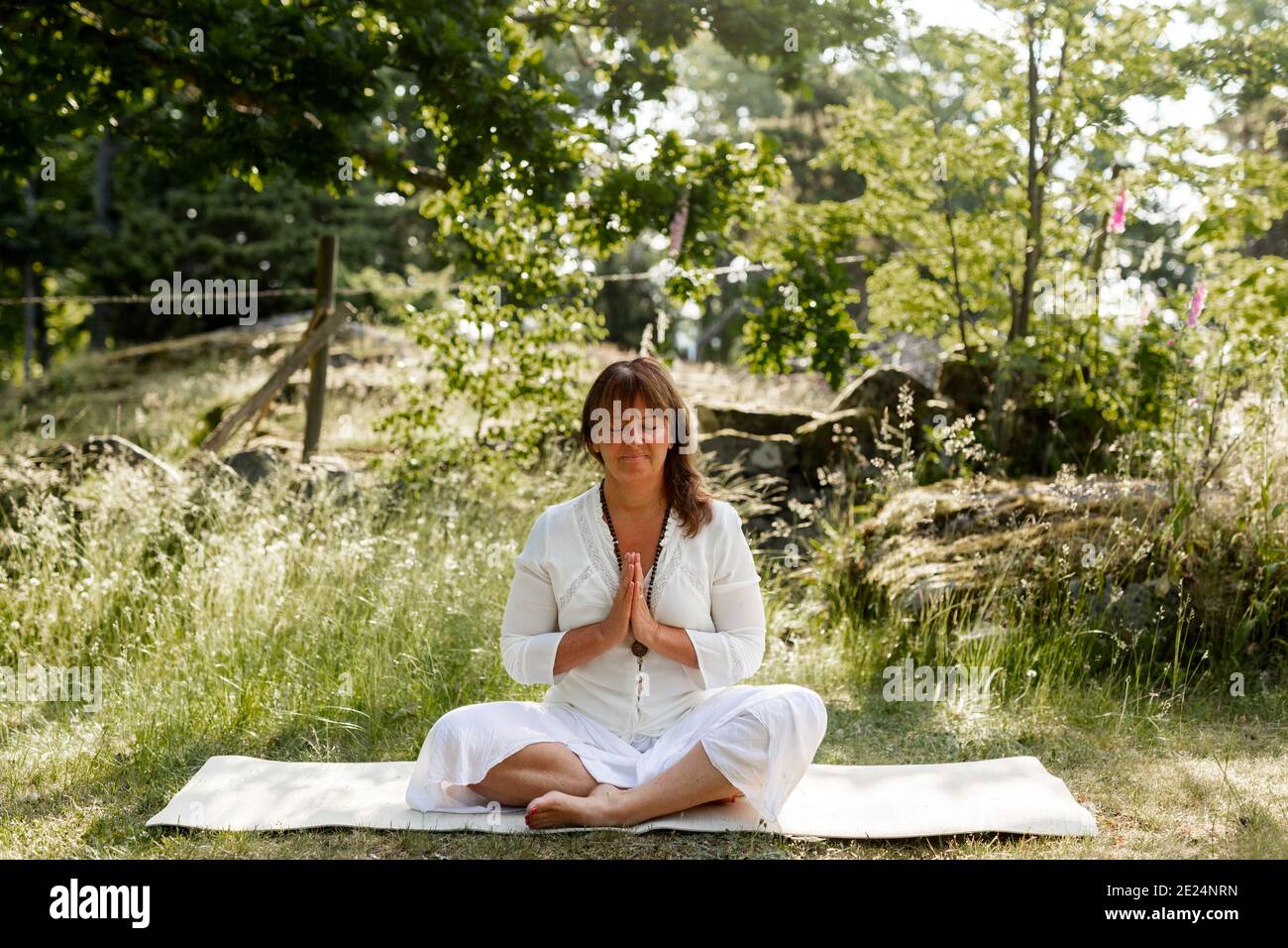 Donna che medita all'aperto Foto Stock