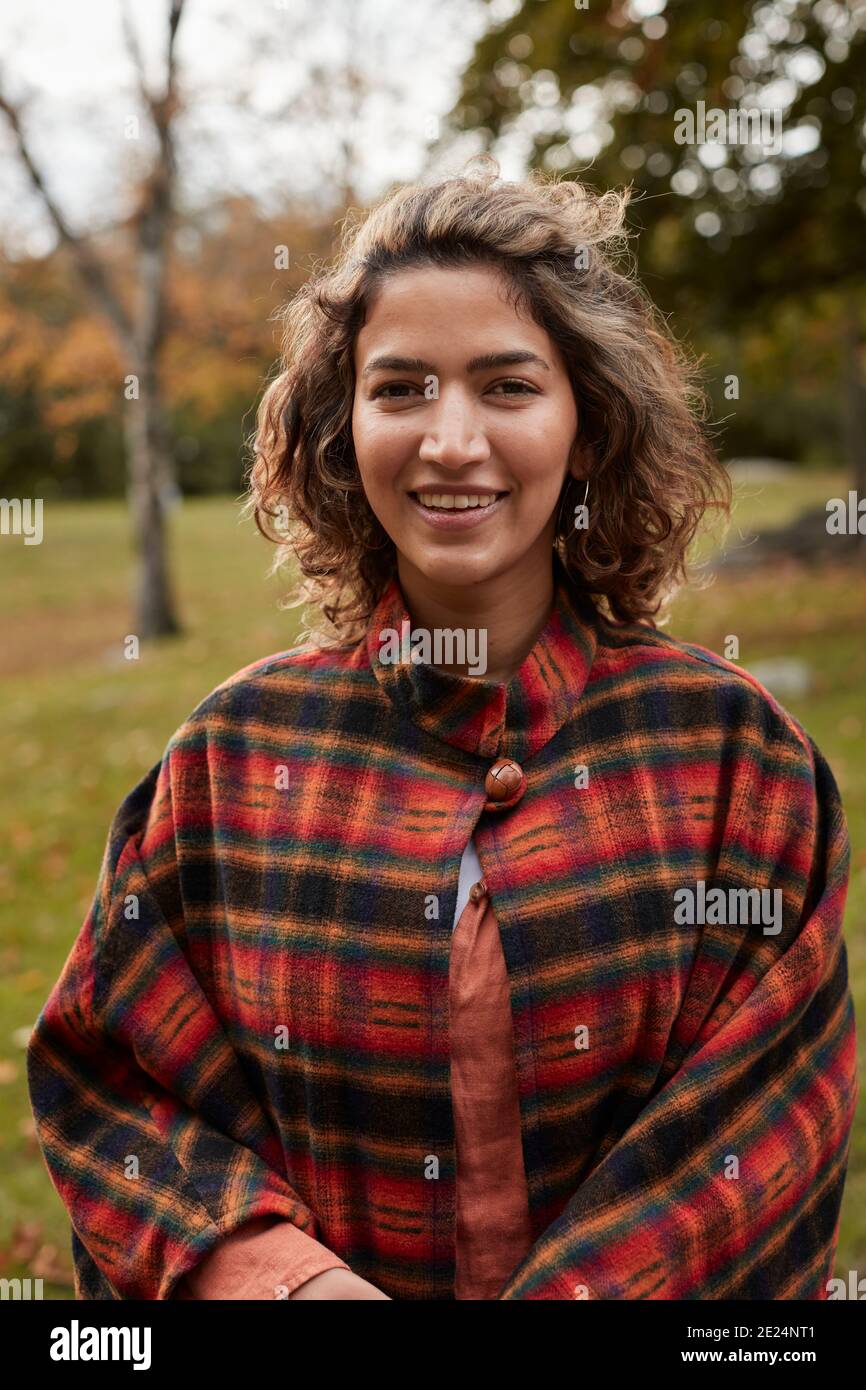 Ritratto di donna sorridente Foto Stock