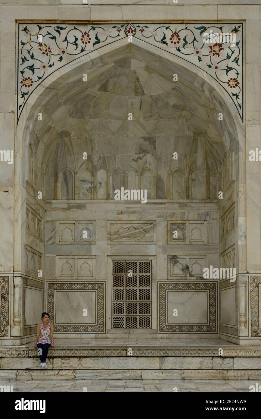 Donna seduta su un muro al Taj Mahal, Agar, Uttar Pradesh, India Foto Stock