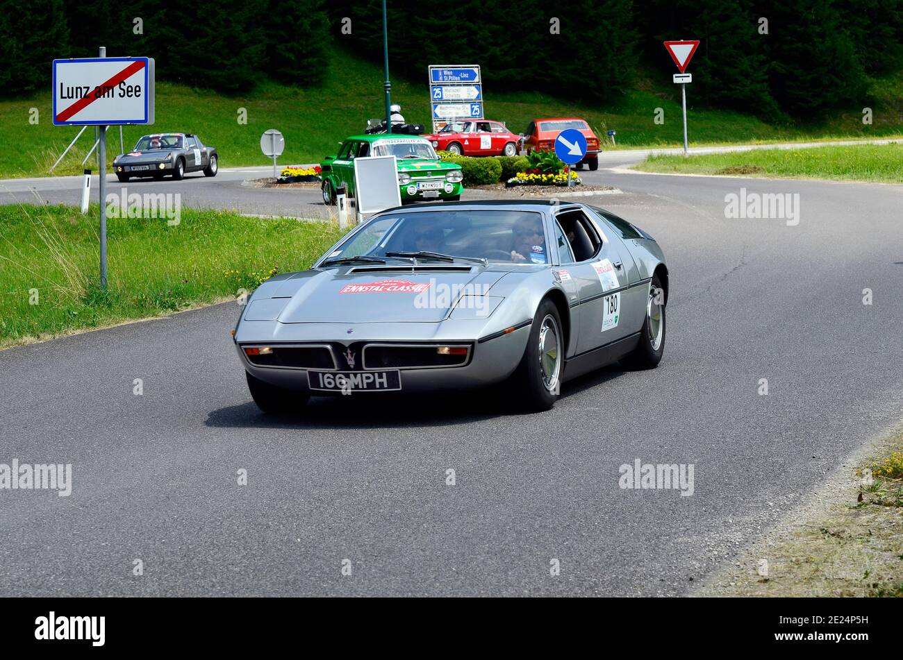 Lunz am See, Austria - 19 luglio 2013: Maserati Bora e NSU TT alle spalle sul palco speciale di International Ennstal Classic 2013, un torneo annuale tro Foto Stock