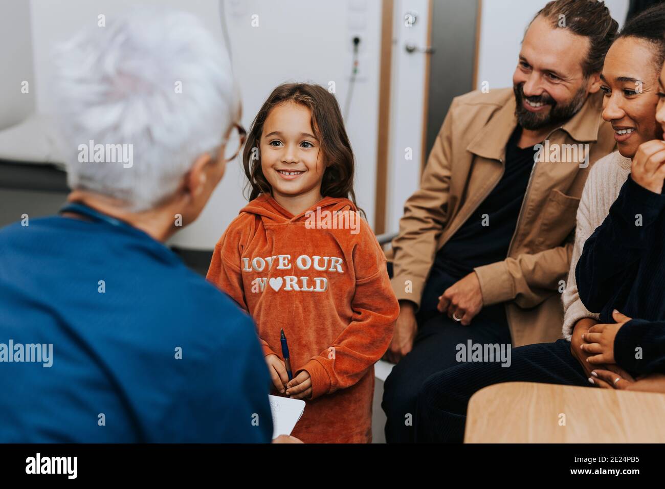 Genitori con figlia in ufficio medici Foto Stock