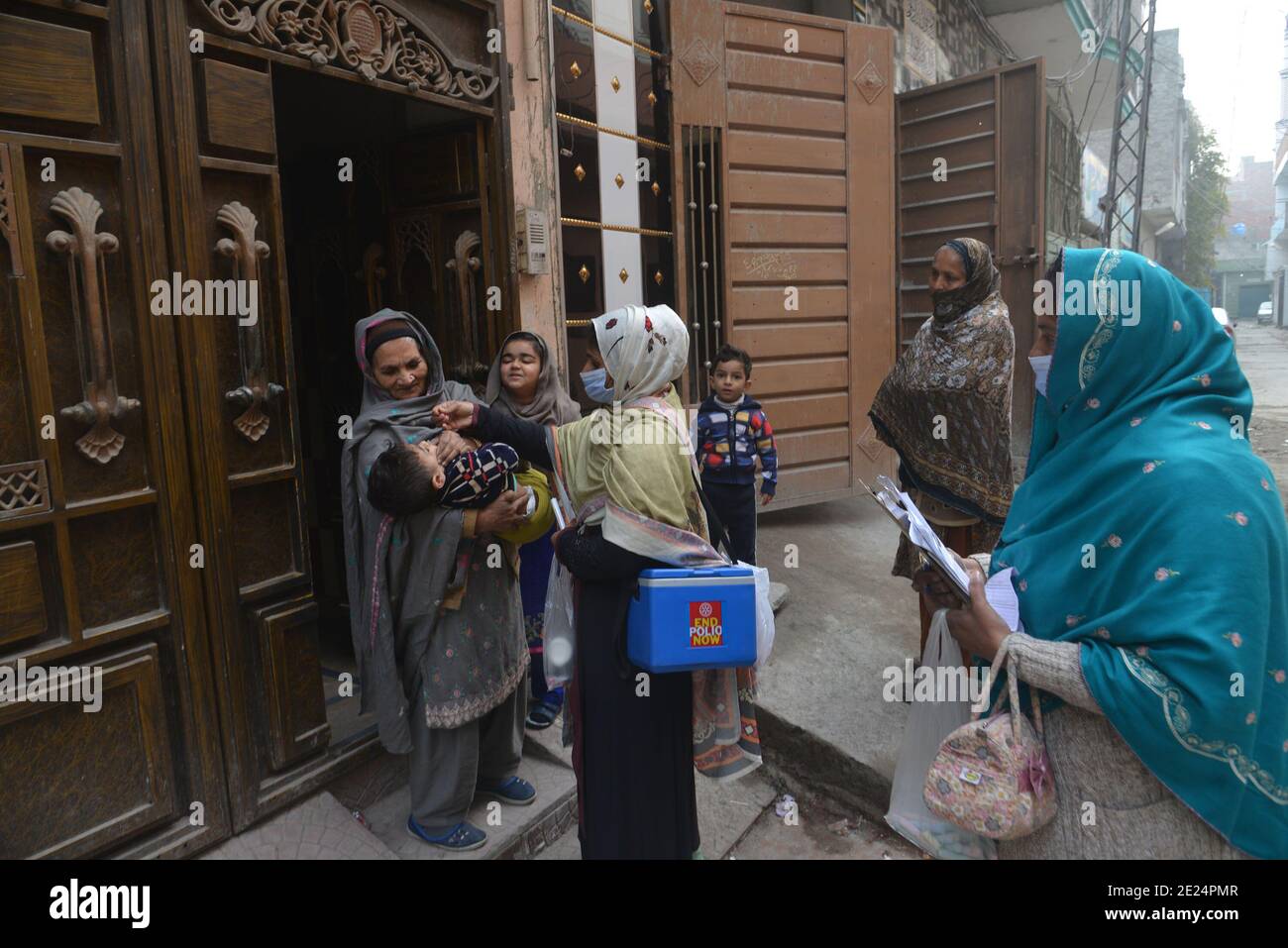 Un operatore sanitario pakistano somministra un vaccino antipolio a un bambino Durante una campagna porta a porta per la vaccinazione antipolio a Lahore Foto Stock