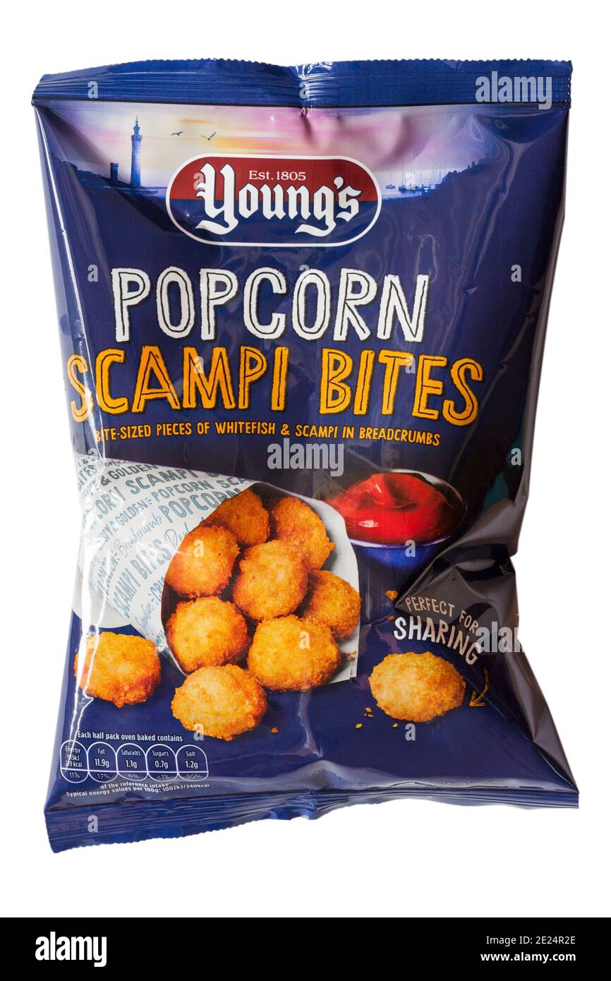 Il pacchetto di giovani Popcorn Scampi morde pezzi di pesce bianco di dimensioni ridotte e scampi in pangrattato isolato su sfondo bianco Foto Stock