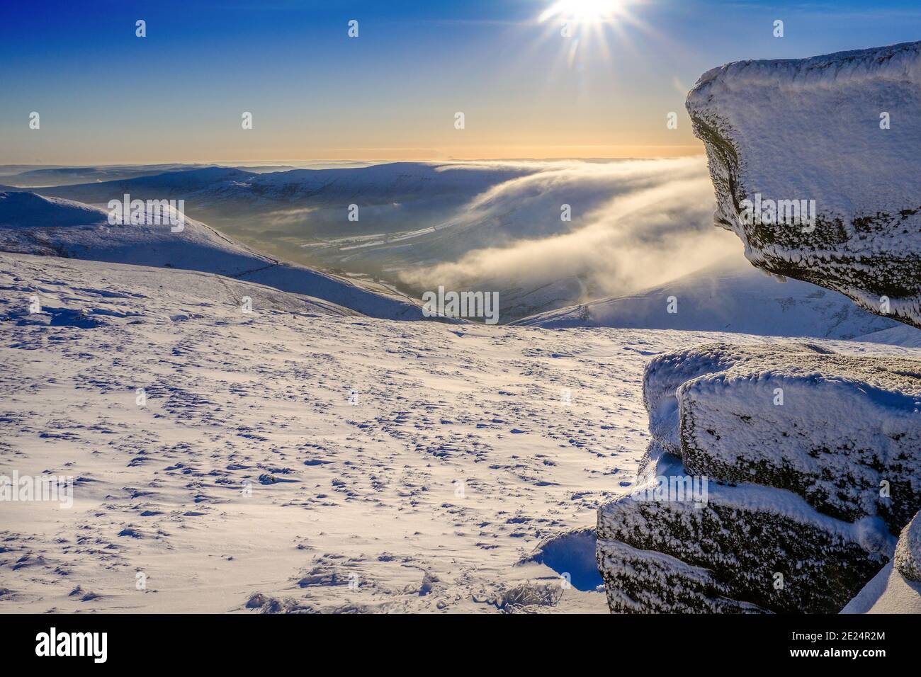 Una coperta di nube / nebbia che rotola attraverso Brown Knoll nella valle di Edale nel Peak District National Park, Regno Unito. Vista da Kinder Scout Foto Stock