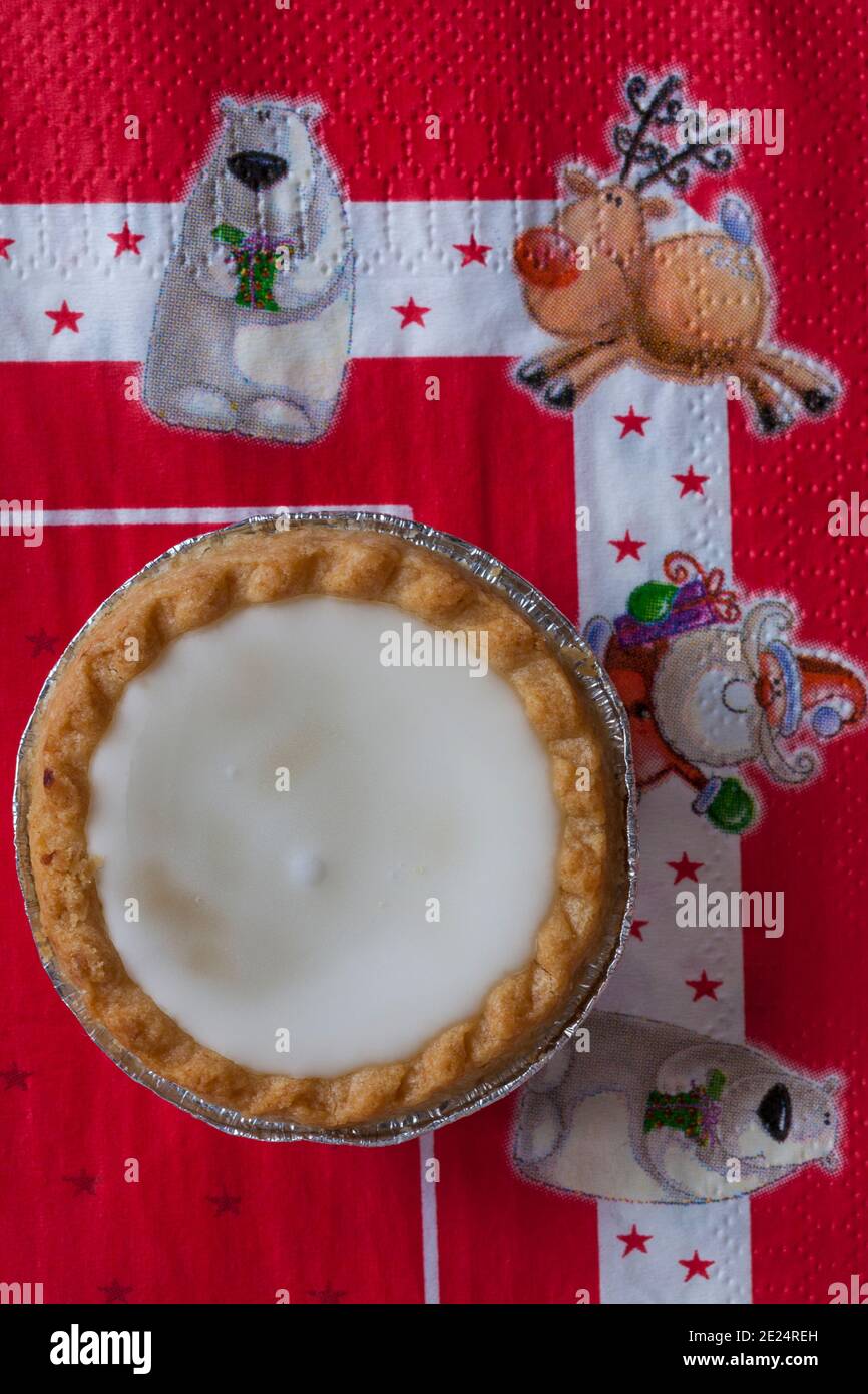 Ciced top Mince Pie di Sainsburys ambientato nel festivo tovagliolo serviette di Natale - custodie per pasticceria ripieni di mangia mincemeat, condite con morbida glassa bianca Foto Stock