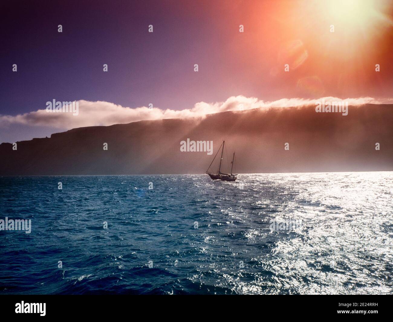 Barca a vela lungo la costa, Lanzarote, Isole Canarie, Spagna Foto Stock