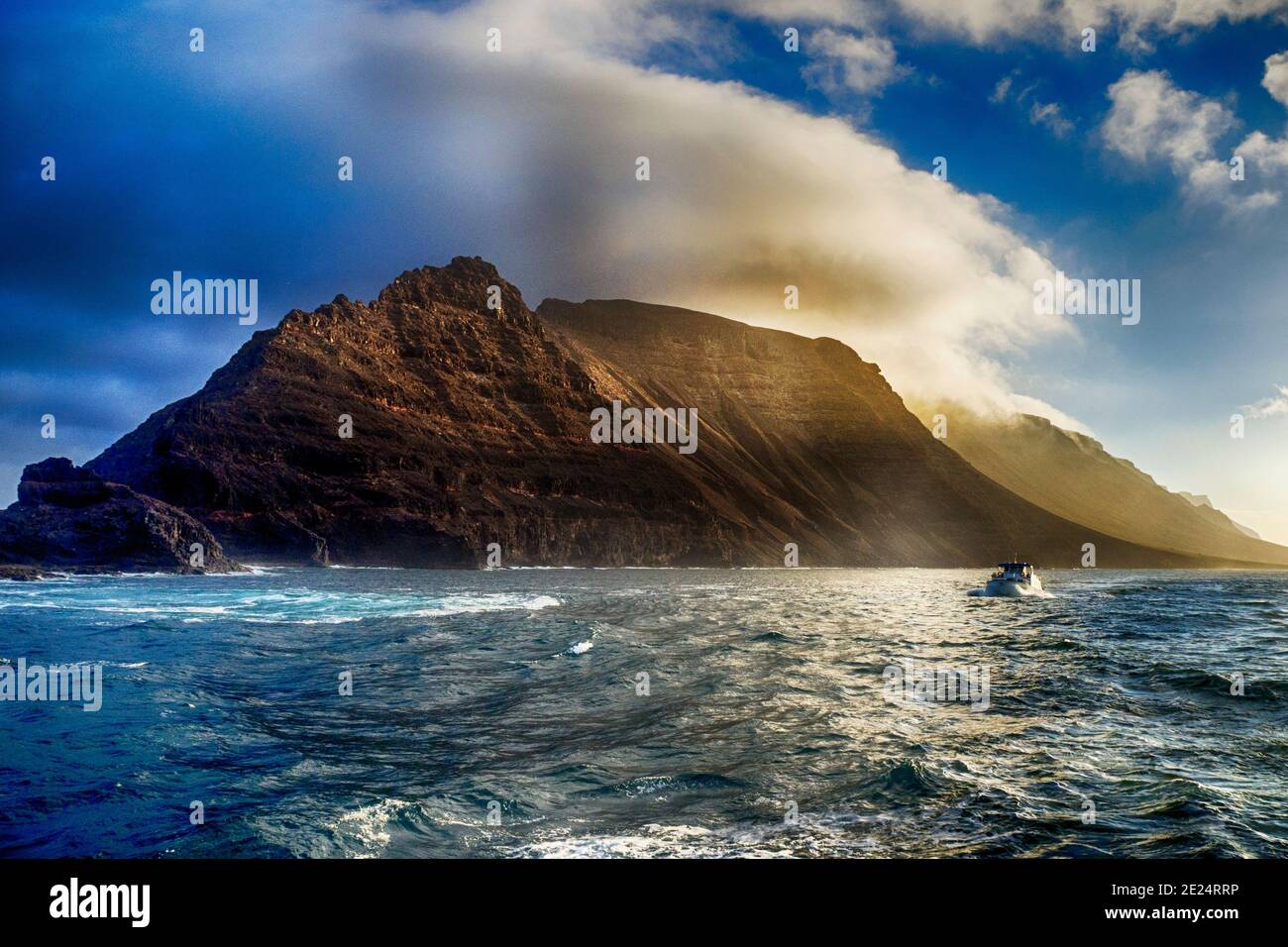 Barca a vela lungo la costa, Lanzarote, Isole Canarie, Spagna Foto Stock