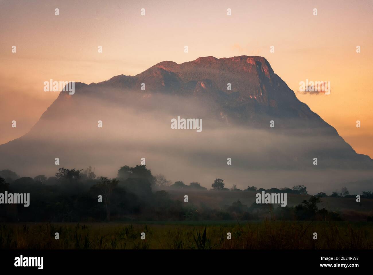Il paesaggio di Doi Luang Chiang Dao all'alba a Chiang mai, Thailandia. Foto Stock