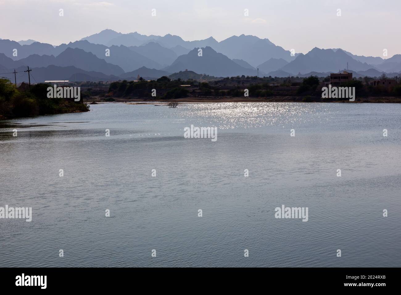 Sheikh Maktoum Bin Rashid al Maktoum Dam a Hatta, con le montagne Hajar sullo sfondo, Emirati Arabi Uniti. Foto Stock