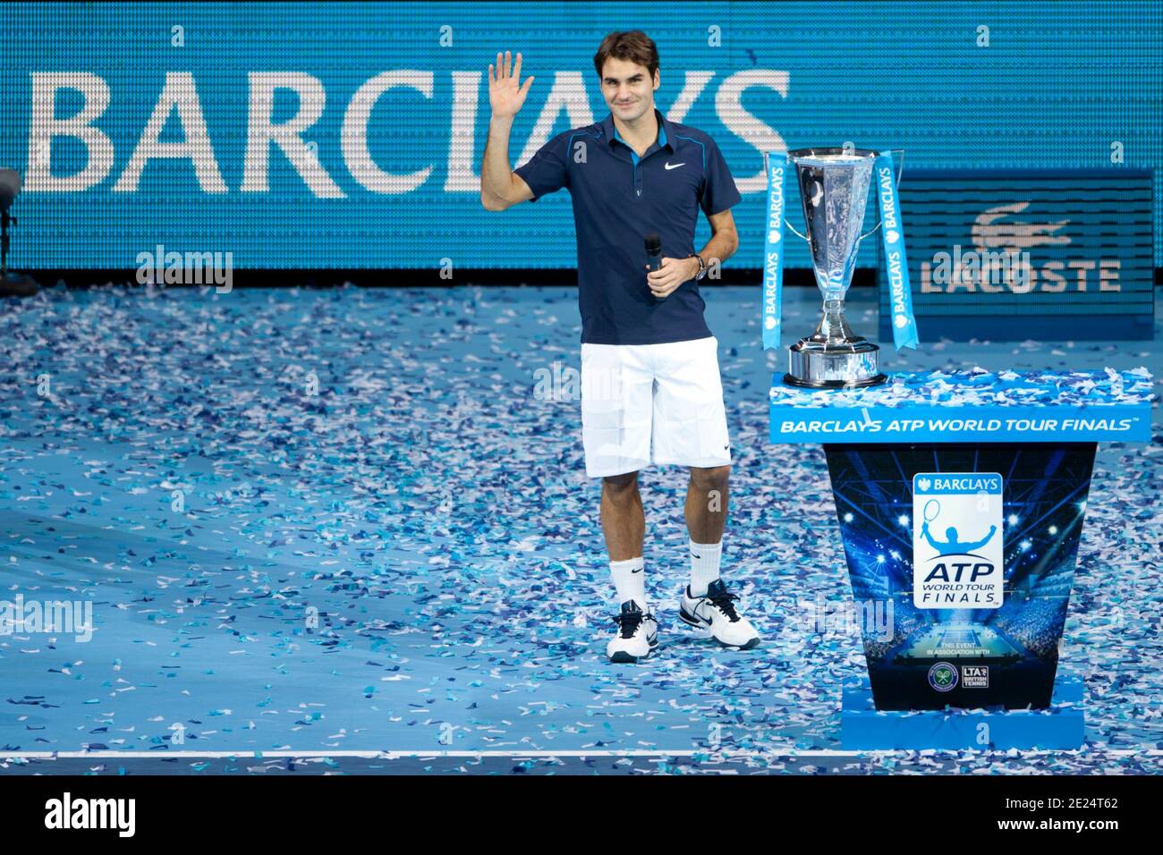 Roger Federer con il trofeo delle finali ATP Foto Stock